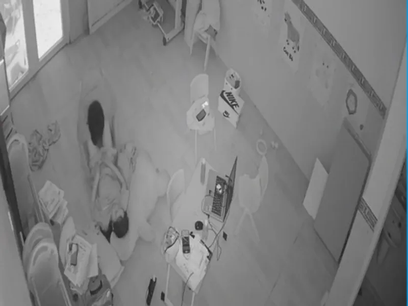 Lộ clip trả bài cùng gấu tại phòng khách